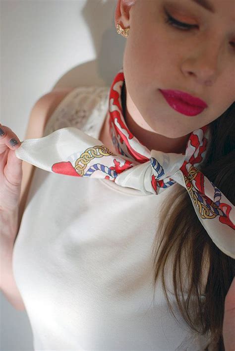 Foulard carré: comment le mettre, nouer, porter et .